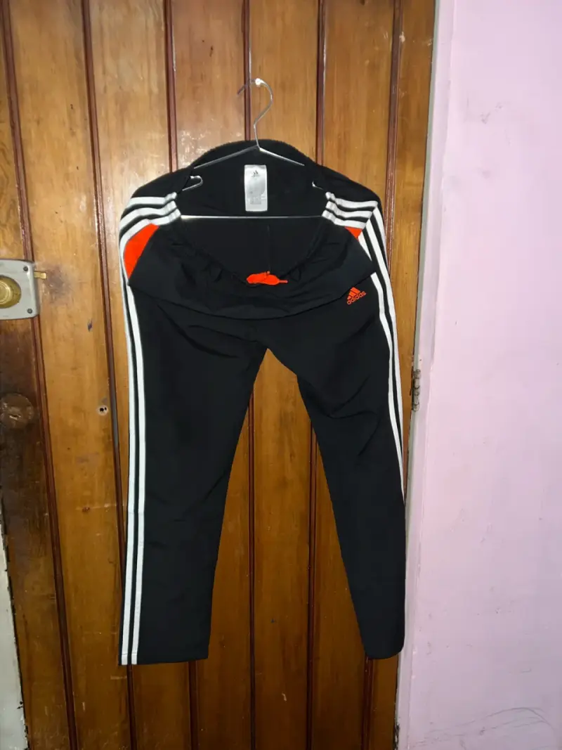 Conjunto deportivo Adidas negro y naranja - 4