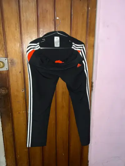 Conjunto deportivo Adidas negro y naranja - miniatura 4