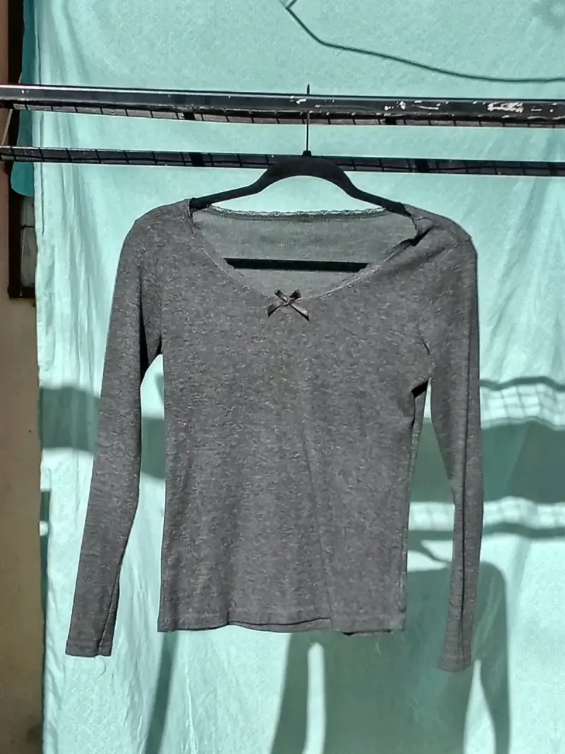 Polera gris manga larga con detalle de lazo