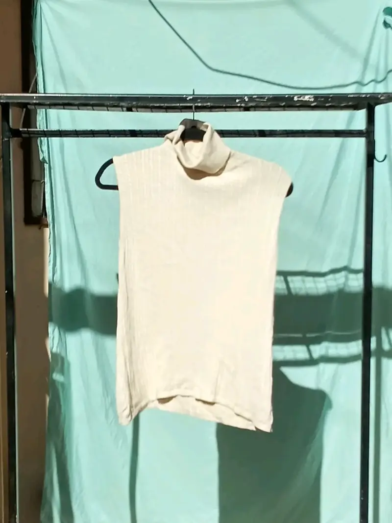 Chaleco sin mangas de cuello alto beige