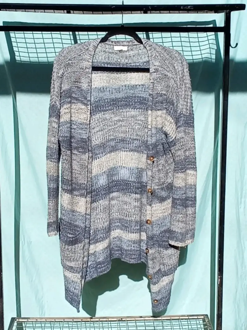 Cárdigan de punto gris con botones decorativos