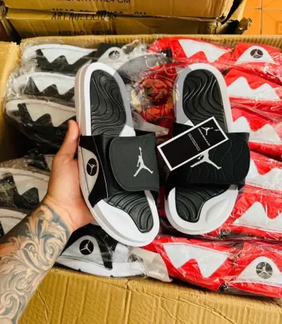 Sandalias deportivas negras y rojas con logo - miniatura 1