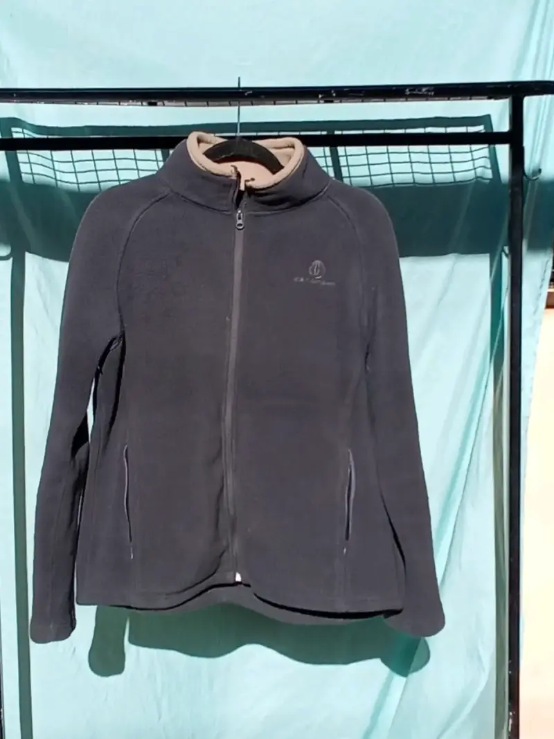 Chaqueta polar negra con cierre completo