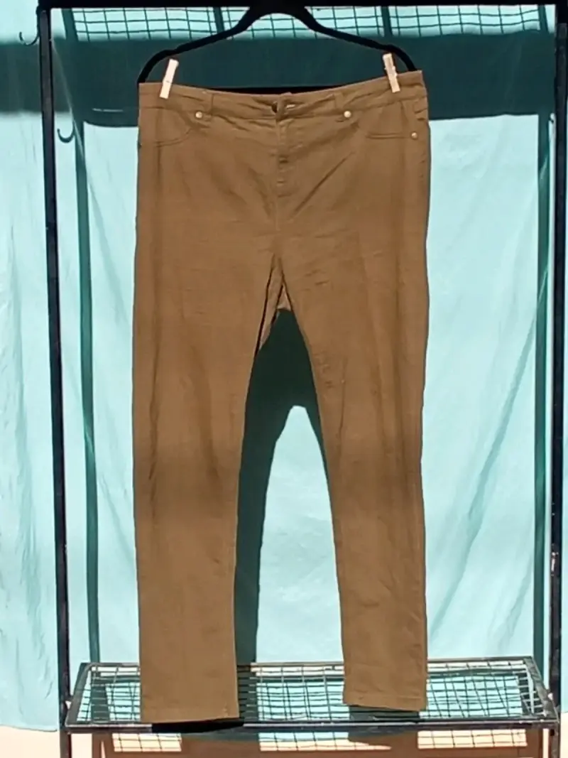 Pantalones de mujer color caqui en buen estado
