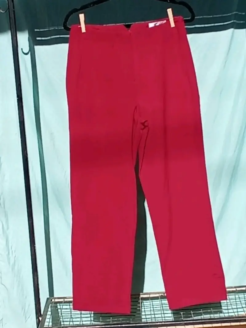 Pantalones rojos de mujer en buen estado