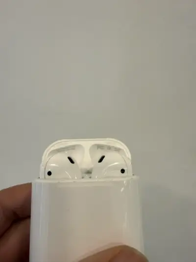 Apple AirPods 2da generación originales - miniatura 4