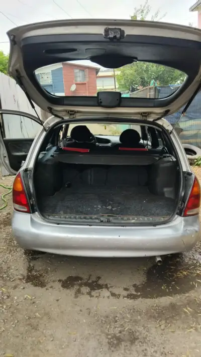 Auto compacto usado en buen estado - miniatura 1