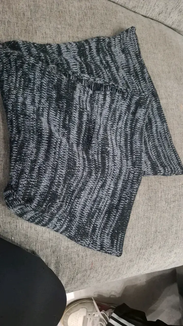 Bufanda de lana gris y negra - 2