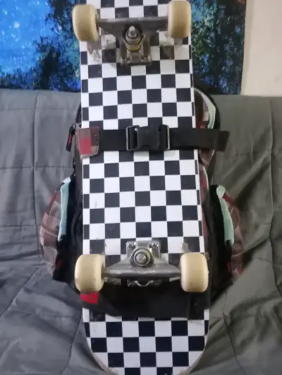 Mochila Polemic con diseño a cuadros y soporte para skate - miniatura 3