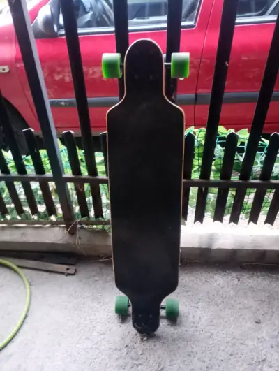 Longboard con diseño de palmeras y ruedas verdes - miniatura 2