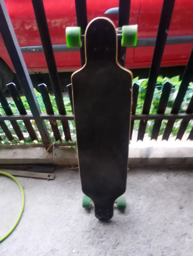 Longboard con diseño de palmeras y ruedas verdes - 3