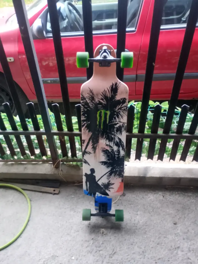 Longboard con diseño de palmeras y ruedas verdes - 4