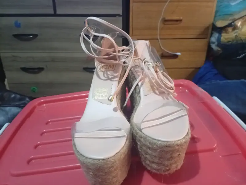 Sandalias de plataforma color beige con tiras transparentes - 1