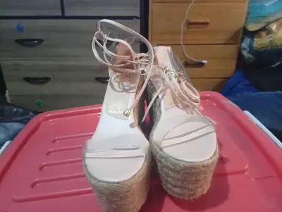Sandalias de plataforma color beige con tiras transparentes - miniatura 1