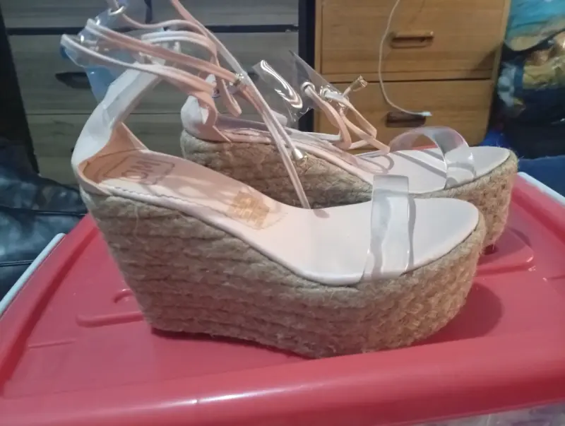 Sandalias de plataforma color beige con tiras transparentes - 2