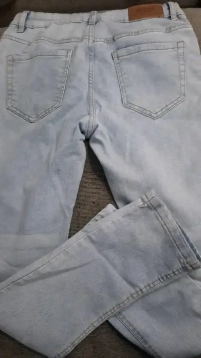 Jeans de mezclilla azul claro para hombre - miniatura 2