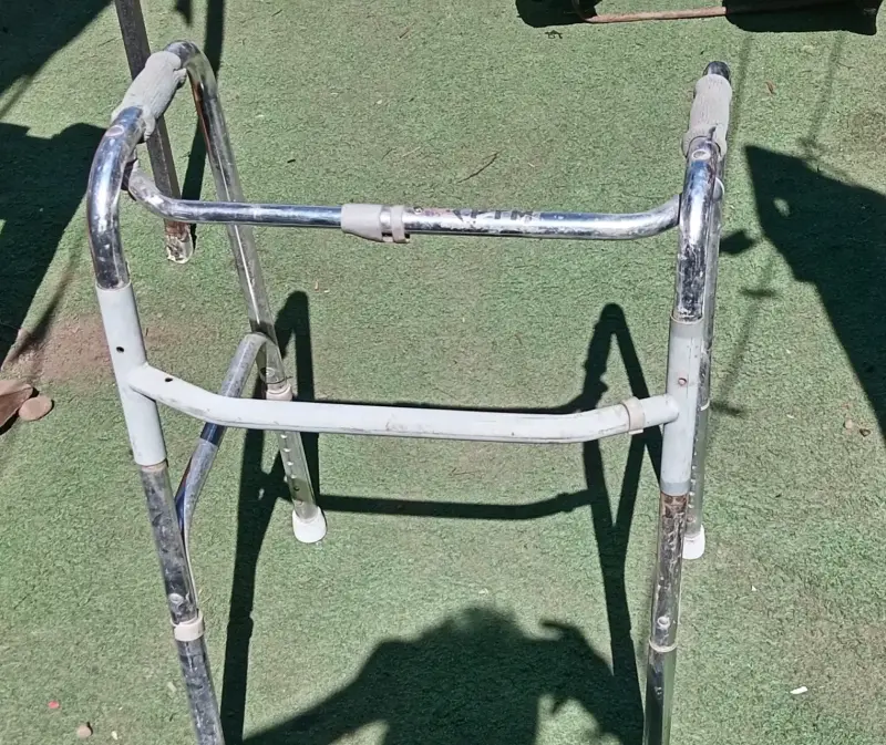 Andador plegable de aluminio para adultos - 1