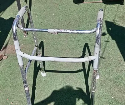 Andador plegable de aluminio para adultos - miniatura 1