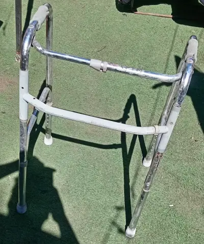 Andador plegable de aluminio para adultos - miniatura 2