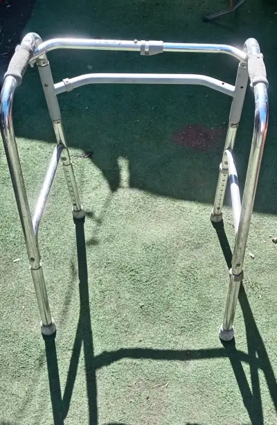 Andador plegable de aluminio para adultos - miniatura 3