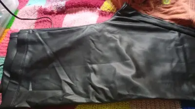 Leggings de cuero sintetico y gris  mujer - miniatura 1