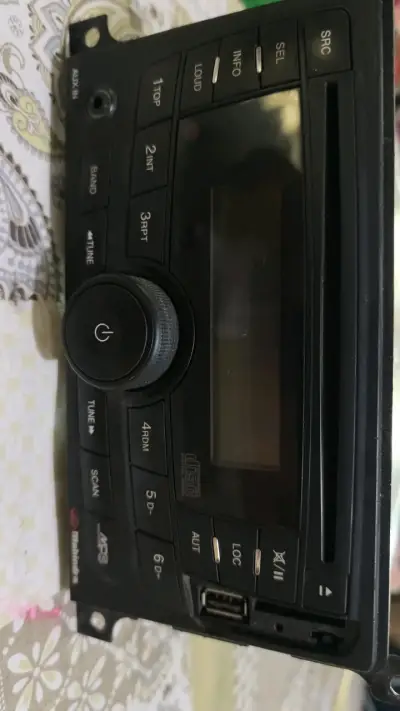 Radio de auto Mahindra con USB y AUX - miniatura 1