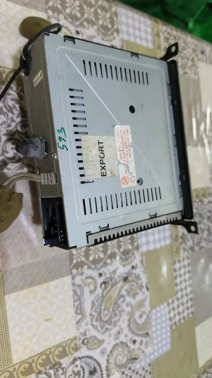 Radio de auto Mahindra con USB y AUX - 2