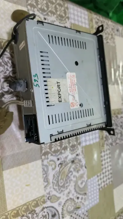 Radio de auto Mahindra con USB y AUX - miniatura 2