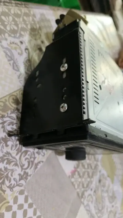 Radio de auto Mahindra con USB y AUX - miniatura 3