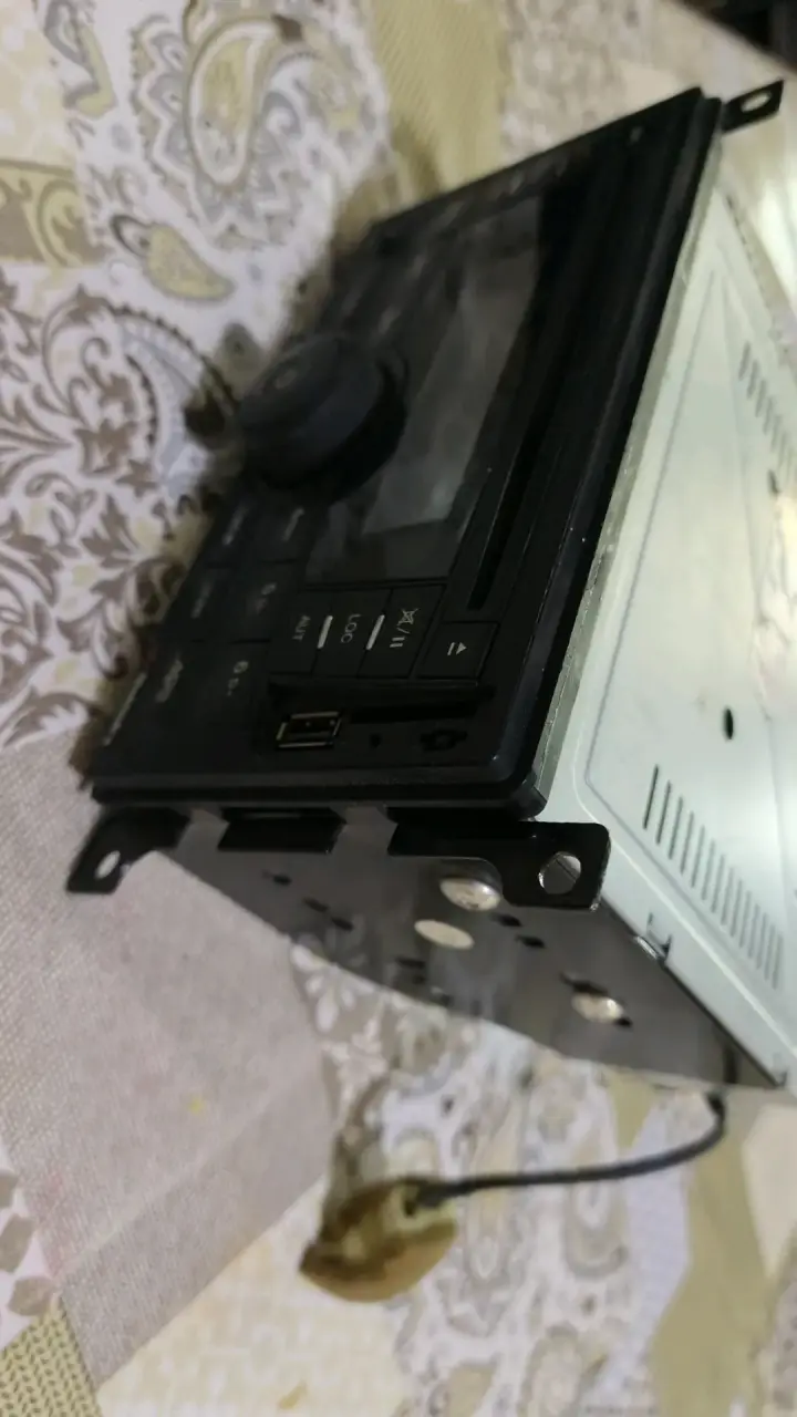 Radio de auto Mahindra con USB y AUX - 4