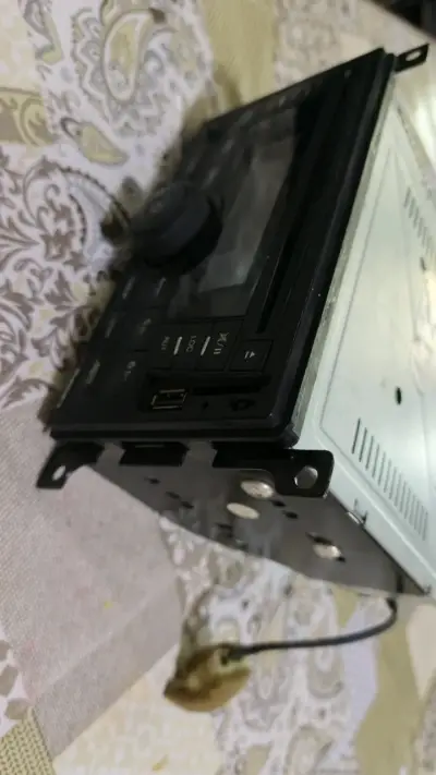 Radio de auto Mahindra con USB y AUX - miniatura 4