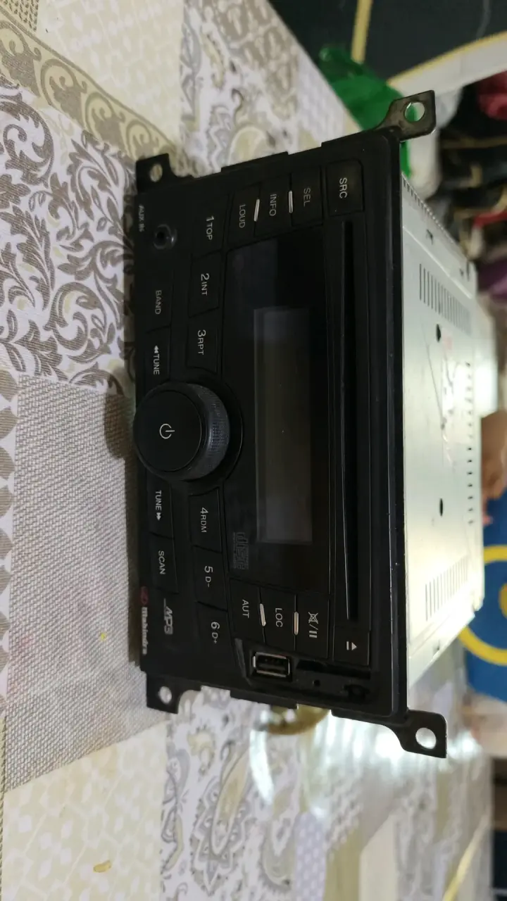 Radio de auto Mahindra con USB y AUX - 5