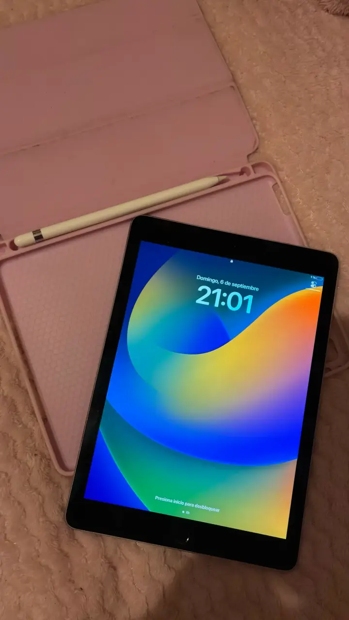 iPad Pro con lápiz y funda rosa - 1