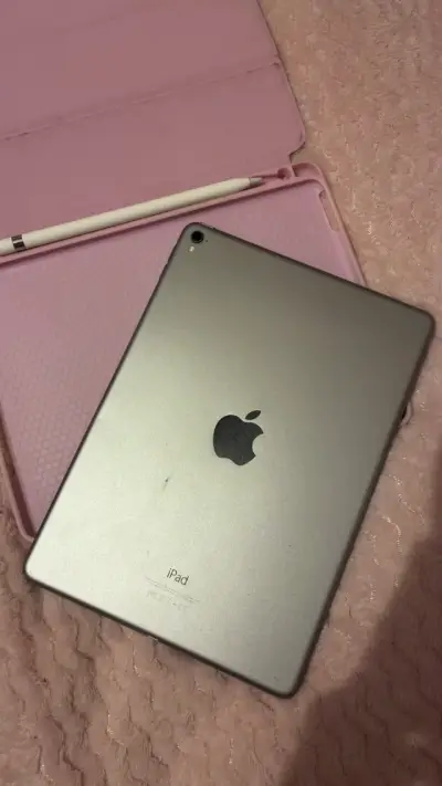 iPad Pro con lápiz y funda rosa - miniatura 2