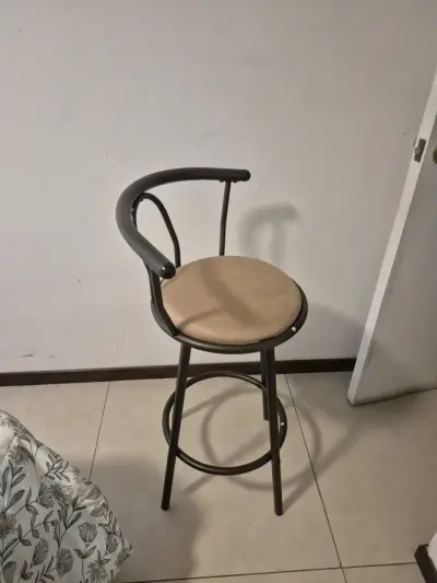 Silla alta de bar con asiento beige - miniatura 1