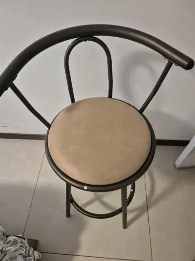 Silla alta de bar con asiento beige - miniatura 2