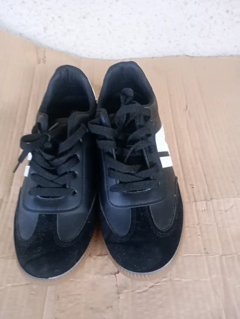 Zapatillas deportivas negras con detalles blancos - 1