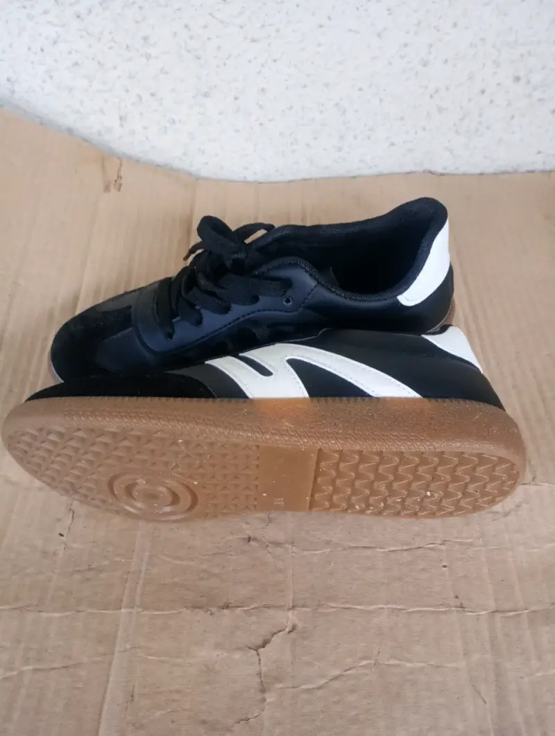 Zapatillas deportivas negras con detalles blancos - 2