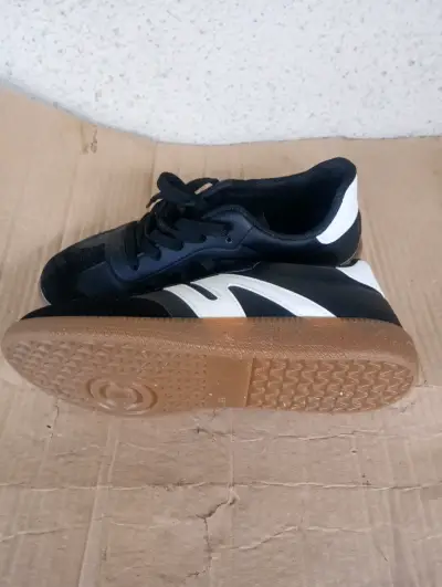 Zapatillas deportivas negras con detalles blancos - miniatura 2