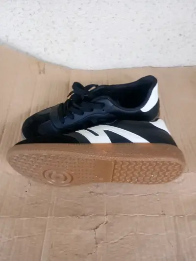 Zapatillas deportivas negras con detalles blancos - miniatura 3