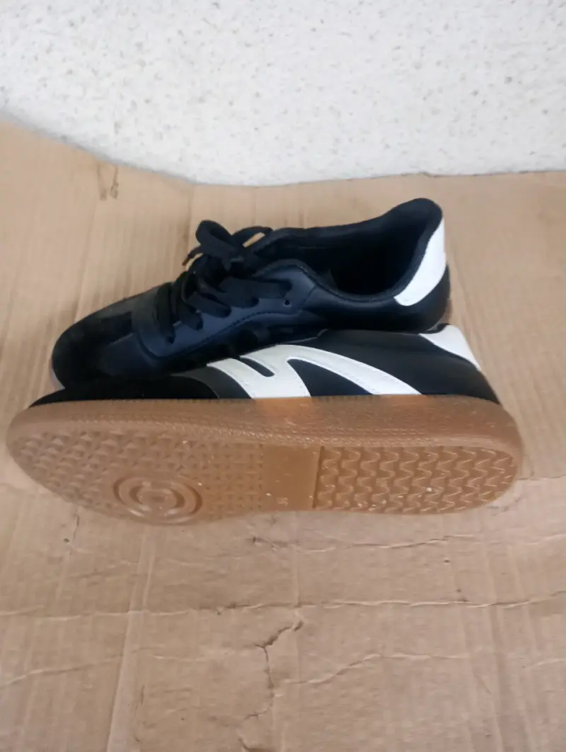 Zapatillas deportivas negras con detalles blancos - 4