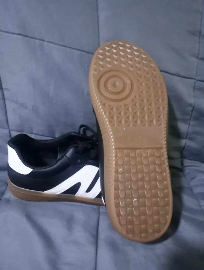 Zapatillas deportivas negras con detalles blancos - 5