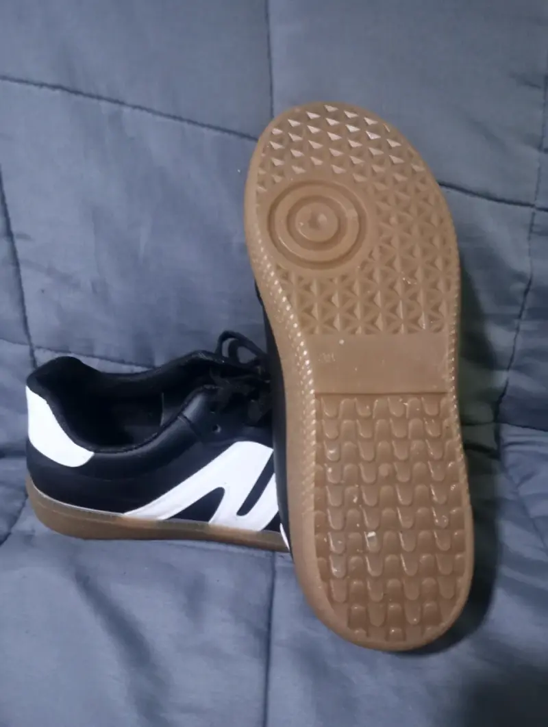 Zapatillas deportivas negras con detalles blancos - 6
