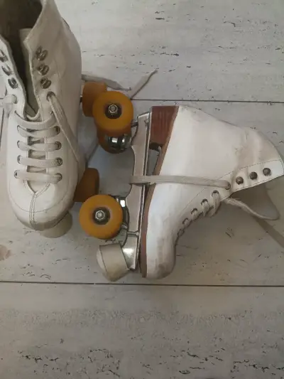 Patines de Cuatro Ruedas Blancos para niños. - miniatura 1