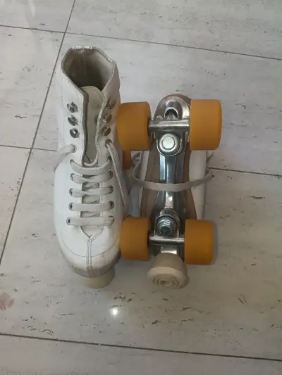 Patines de Cuatro Ruedas Blancos para niños. - miniatura 2