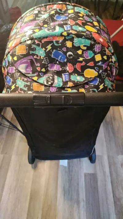 Coche de bebé plegable con diseño colorido - miniatura 6