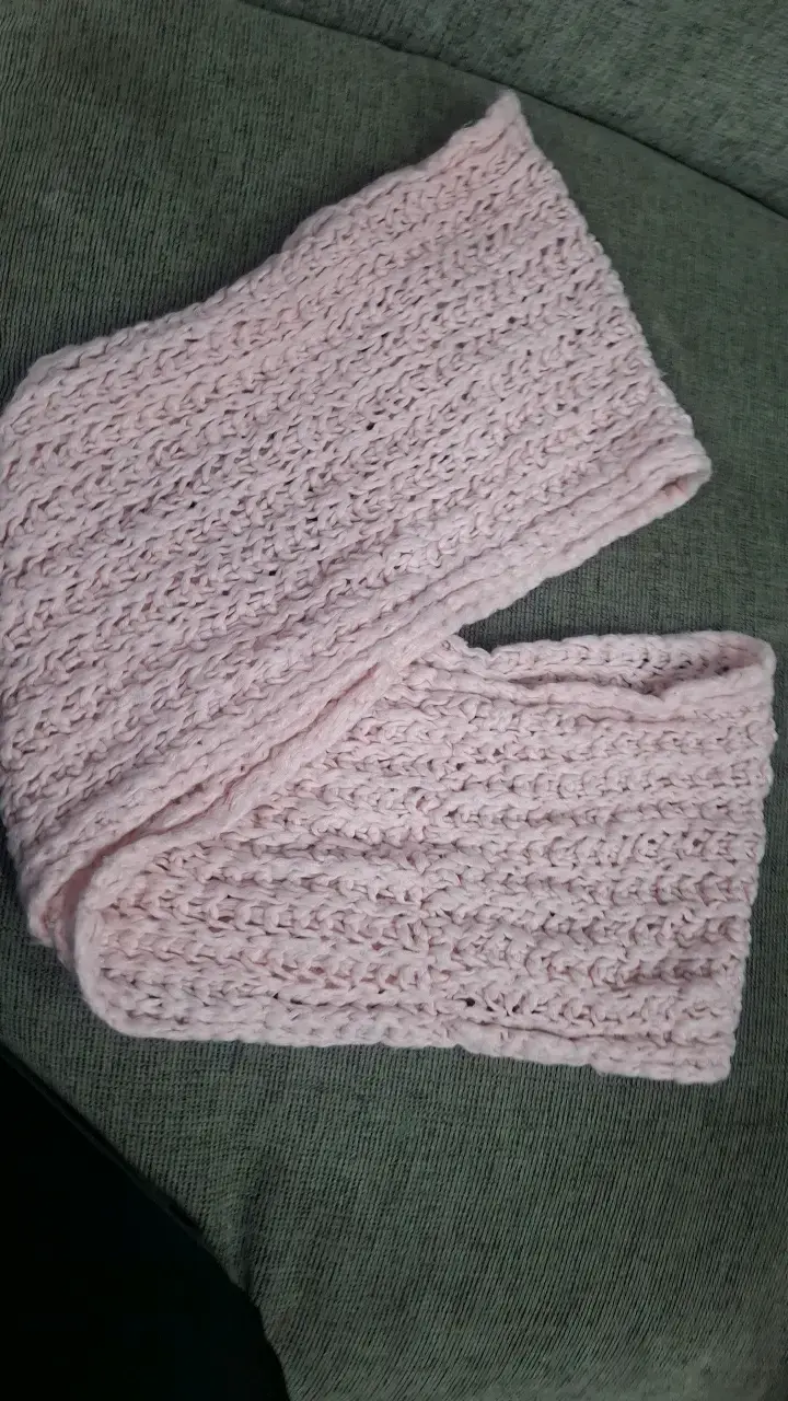 Bufanda tejida a mano color rosa