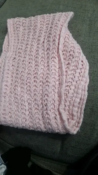 Bufanda tejida a mano color rosa - miniatura 3
