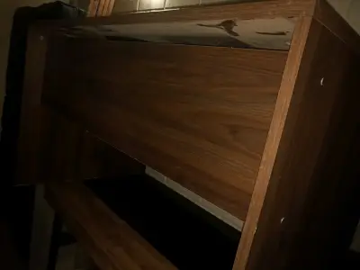 Escritorio de madera con detalles en la superficie - miniatura 1