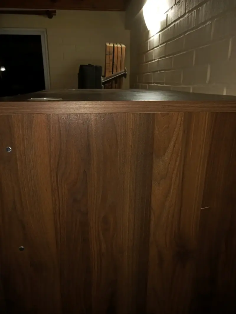 Escritorio de madera con detalles en la superficie - 2